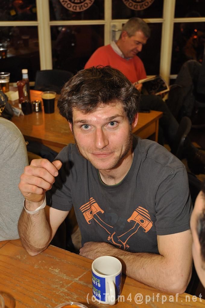 guy_martin.JPG - Guy Martin, pilote connu du TT, prend une bière à la cool avec ses potes